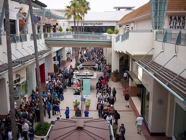 Apple Store San Diego line for iPhone 4 Apple Store San Diego line for iPhone 4